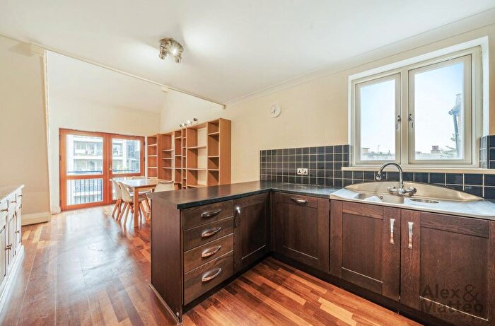 2 Bedroom Flat To Rent In Peninsula Court, Canary Wharf, E14