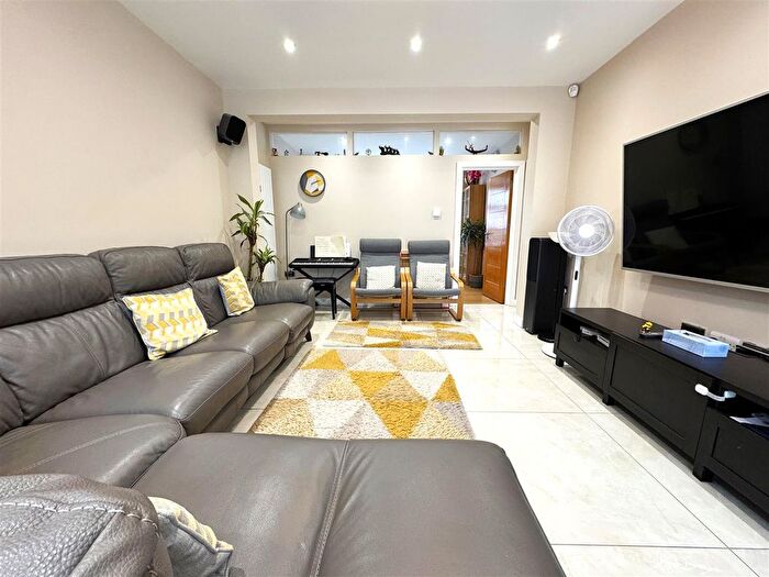 5 Bedroom Semi-Detached House To Rent In Brampton Road, Bexleyheath, DA7