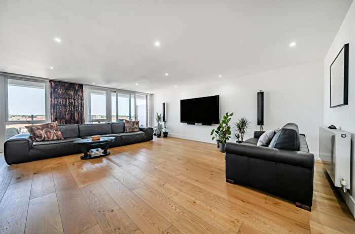 2 Bedroom Apartment For Sale In Maritime Walk, Ocean Village, Southampton, SO14