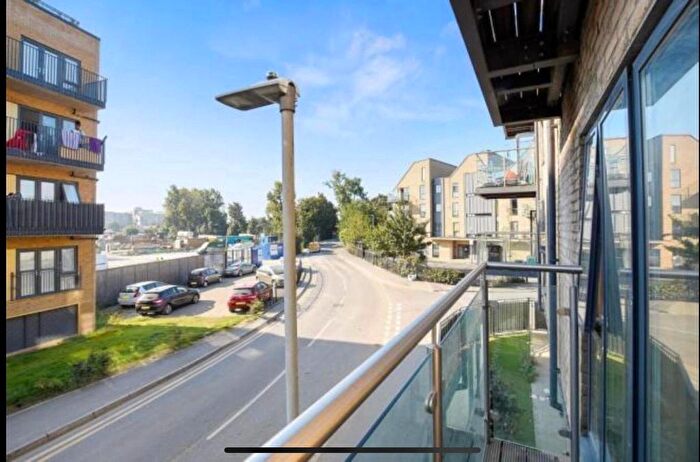 2 Bedroom Flat To Rent In Trout Road, Yiewsley, West Drayton, UB7