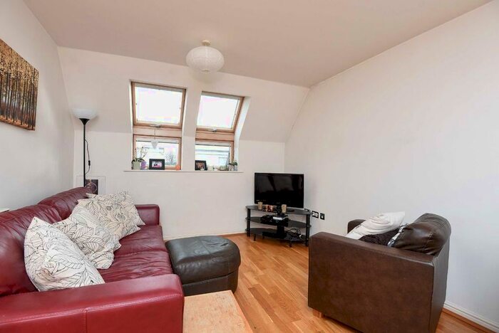 2 Bedroom Flat To Rent In Garratt Lane, London, SW18