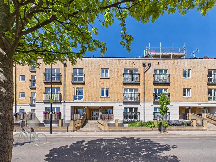 2 Bedroom Flat To Rent In Gray Court, Candle Street, Stepney Green, E1