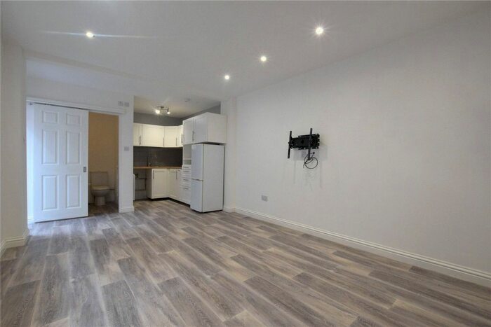 1 Bedroom Flat To Rent In Owlsmoor Road, Owlsmoor, Sandhurst, Berkshire GU47