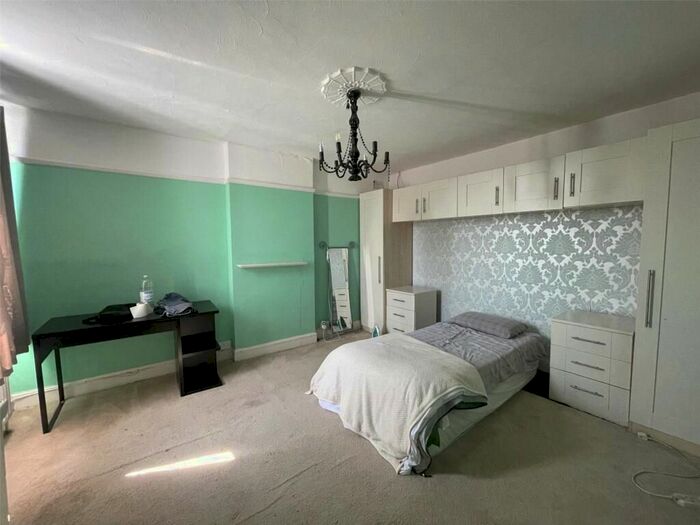 3 Bedroom Flat To Rent In Southend Road, Rochford, SS4