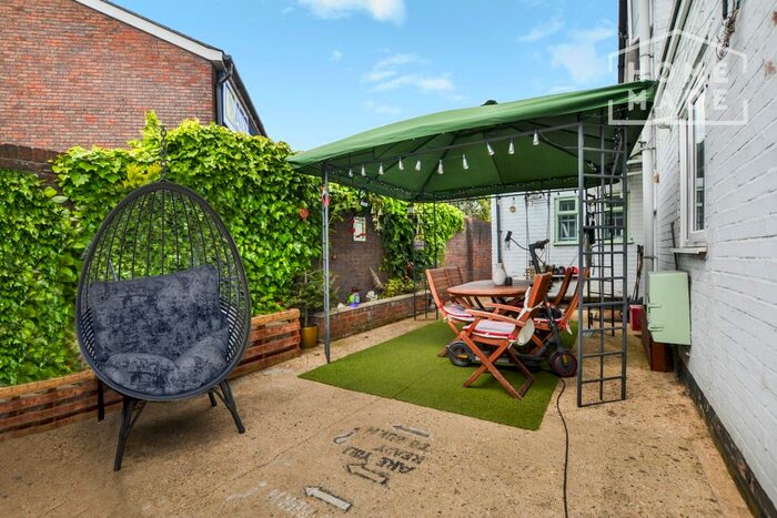 2 Bedroom Semi-Detached House To Rent In Twickenham Road, Hanworth, Feltham, TW13