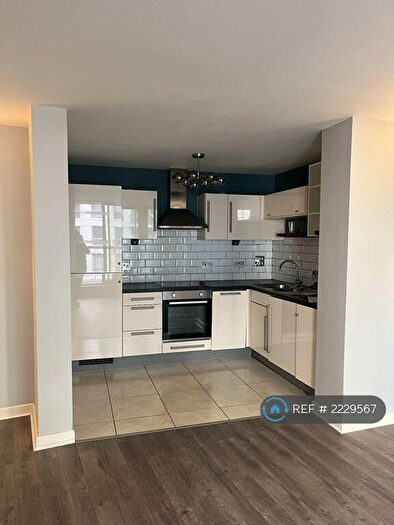 2 Bedroom Flat To Rent In Mercury Gardens, Romford, RM1