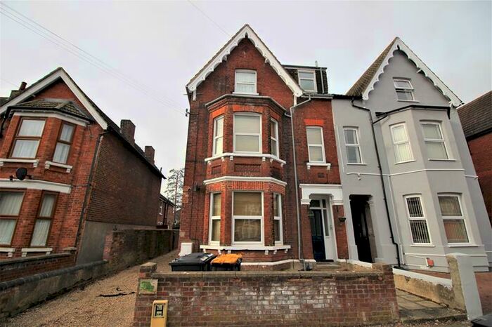 2 Bedroom Flat To Rent In Hurst Grove, Bedford, MK40