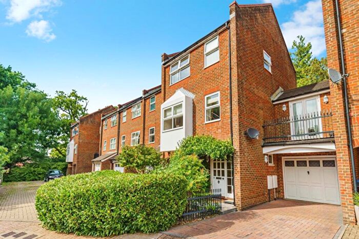 4 Bedroom End Of Terrace House For Sale In Manning Close, East Grinstead, RH19