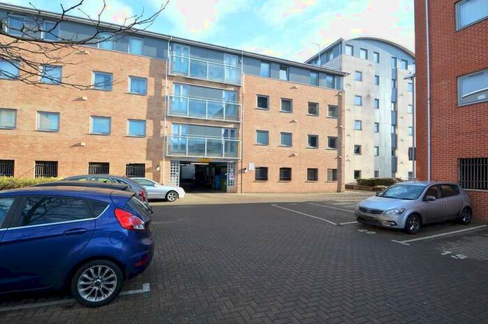 Flat To Rent In De Grey Road, Colchester, CO4