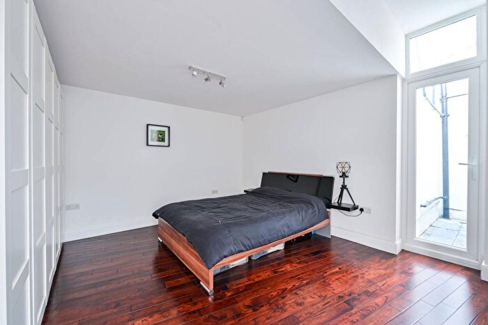 2 Bedroom Flat For Sale In Brockley Rise, Honor Oak Park, London, SE23