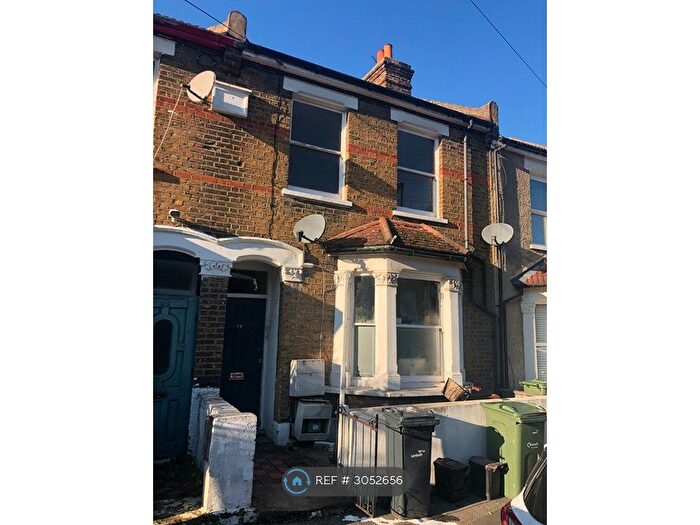 2 Bedroom Flat To Rent In Strathleven Road, London, SW2