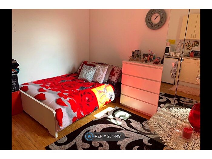 Studio To Rent In Bowes Road, London, N11