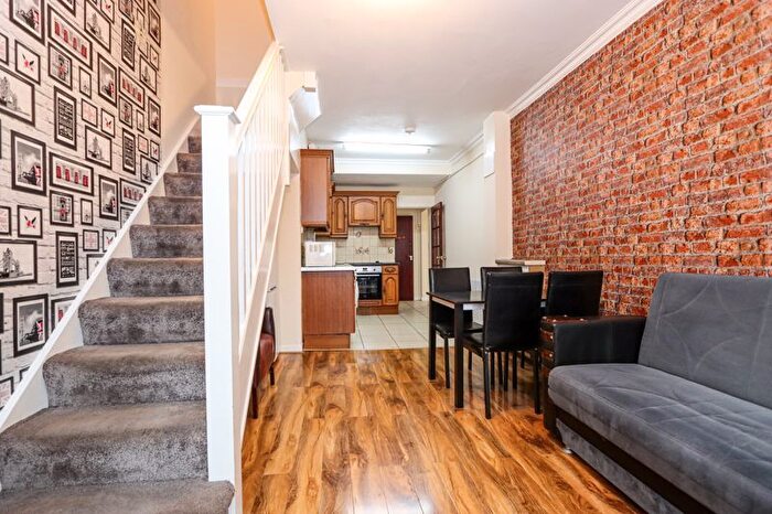 2 Bedroom End Of Terrace House To Rent In Rutland Road, Southall, UB1