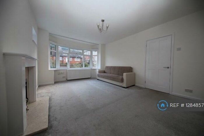 3 Bedroom Semi-Detached House To Rent In Farley Hill, Luton, LU1