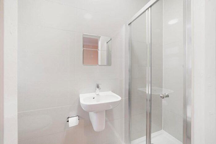 3 Bedroom Flat To Rent In Cedar Road, London, NW2