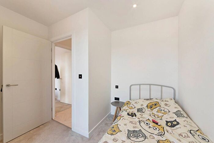 2 Bedroom Flat To Rent In Dock Street, Tower Hill, London, E1