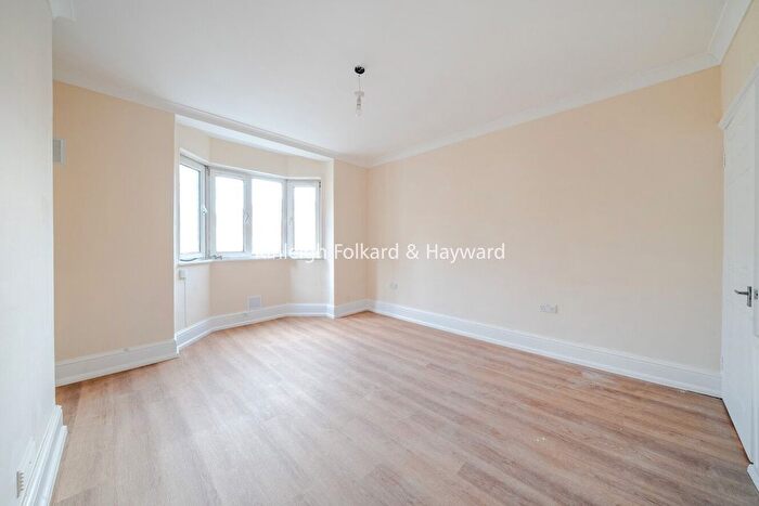3 Bedroom Flat To Rent In Tooting Grove, London, SW17