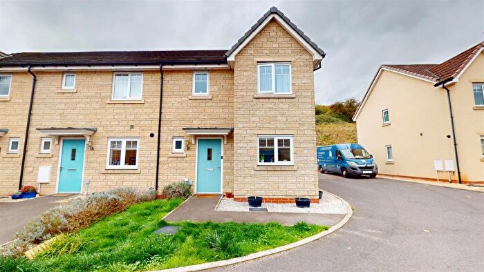 3 Bedroom Semi-Detached House For Sale In Foxhills Close, Radstock, BA3