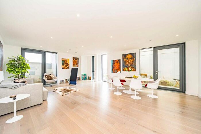 3 Bedroom Flat To Rent In City North Place, London, N4
