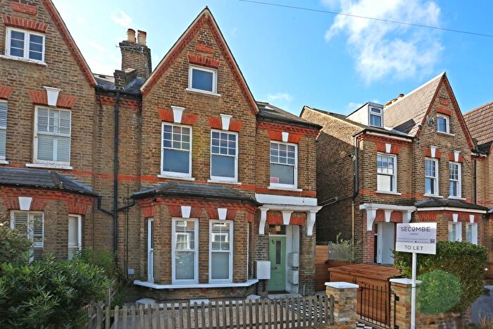 3 Bedroom Flat To Rent In Tritton Road, London, SE21