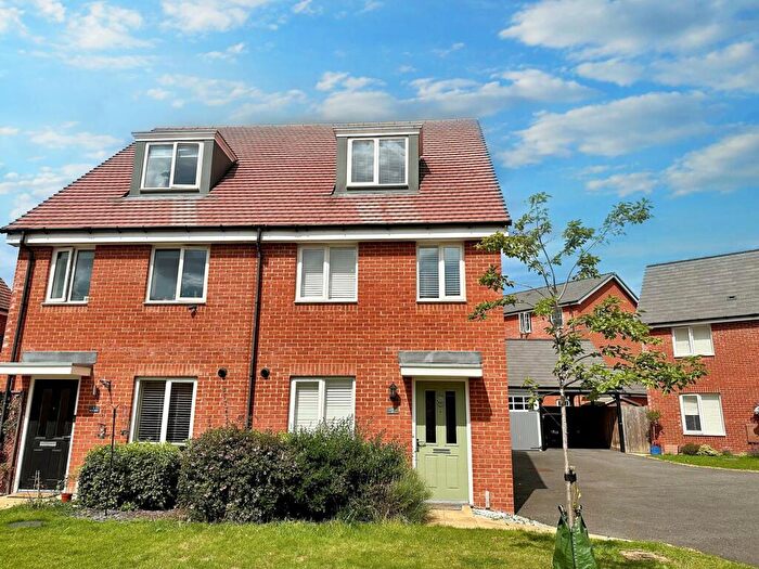 3 Bedroom Semi-Detached House To Rent In Stella Close, Aylesbury, HP18