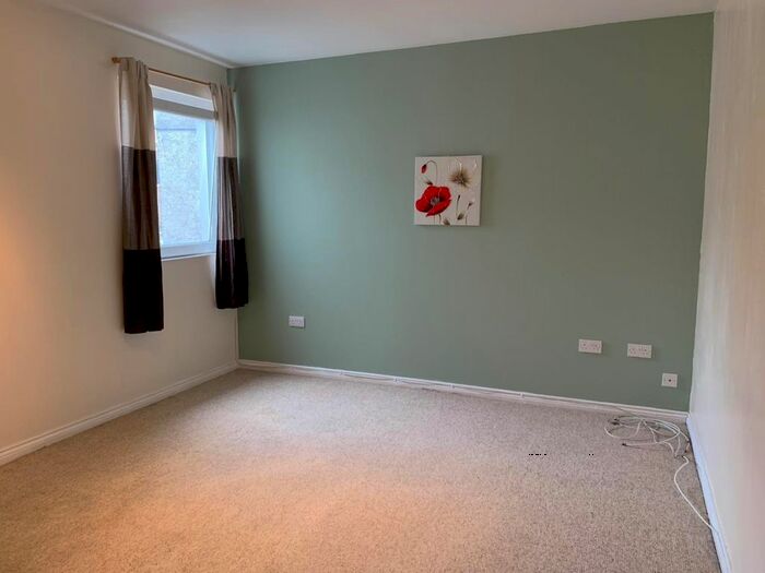 2 Bedroom Flat To Rent In Carnglas Road, Sketty, Swansea, SA2