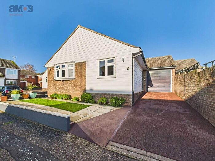 2 Bedroom Detached Bungalow For Sale In Arnolds Way, Rochford, Essex, SS4