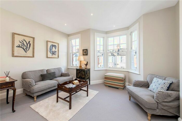 2 Bedroom Flat To Rent In Hydethorpe Road, London, SW12
