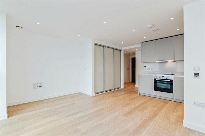 Apartment To Rent In Pinnacle Apartments, Saffron Central Square, Croydon, CR0