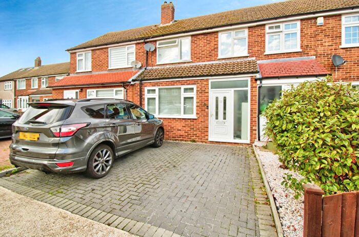 3 Bedroom Terraced House For Sale In Frinton Road, Romford, RM5