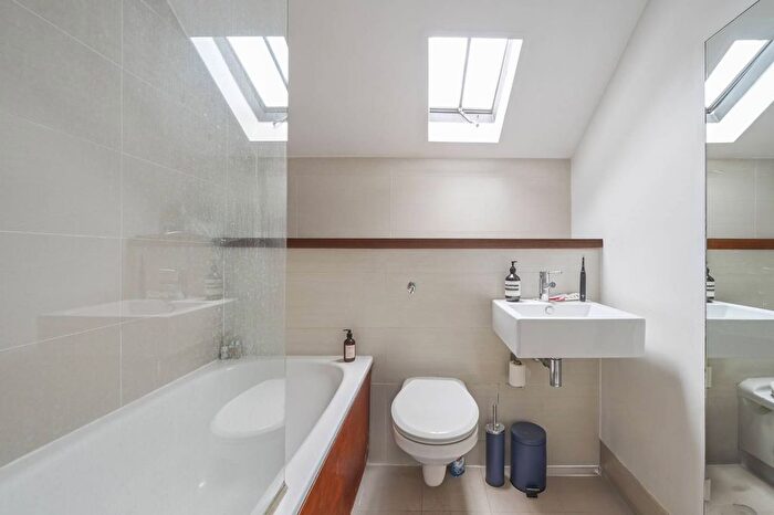 3 Bedroom Flat For Sale In Bow Road, Bow, London, E3