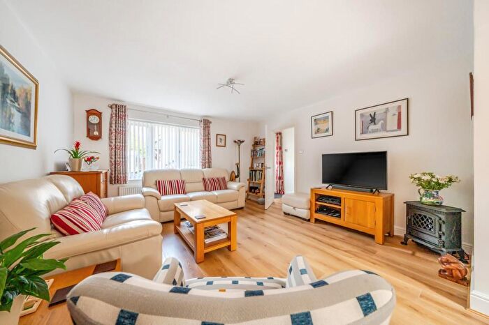 4 Bedroom Link Detached House For Sale In Dark Lane, Witney, OX28