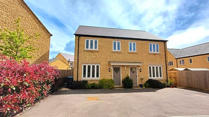 3 Bedroom Semi-Detached House For Sale In Phillips Drive, Chipping Norton, OX7