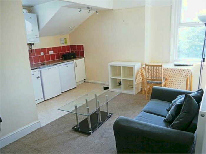 3 Bedroom Flat To Rent In Park Road, Nottingham, NG7