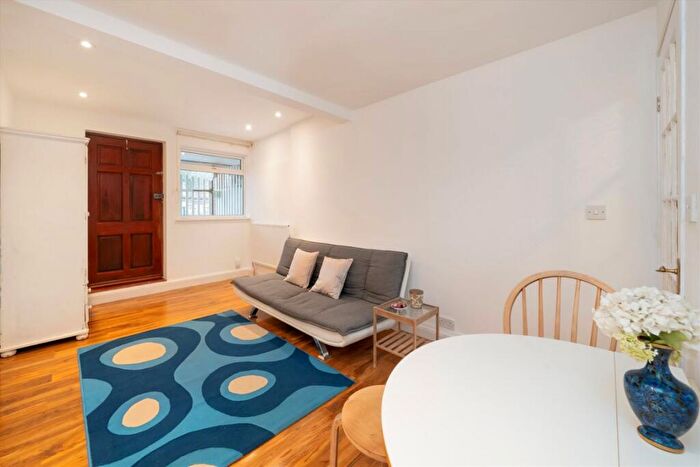 Flat To Rent In Eastern Road, London, N2