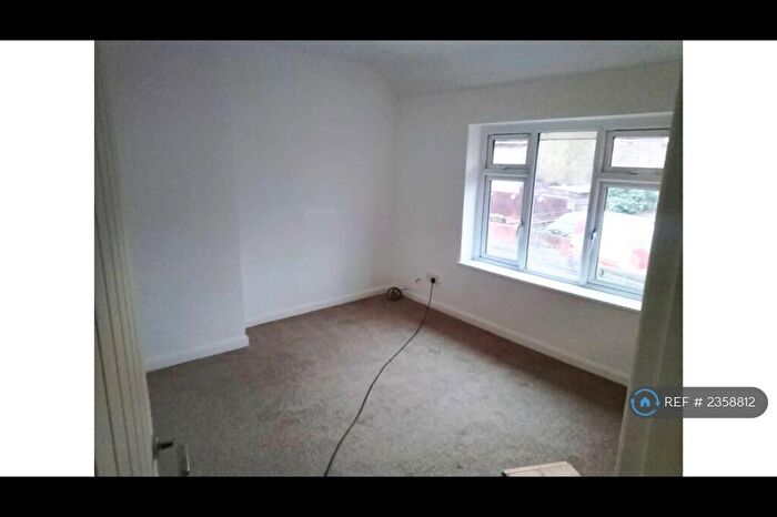 3 Bedroom Semi-Detached House To Rent In Foxglove Road, Dudley, DY1