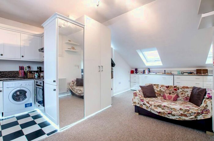 Studio To Rent In Lavender Hill, Battersea, London, SW11