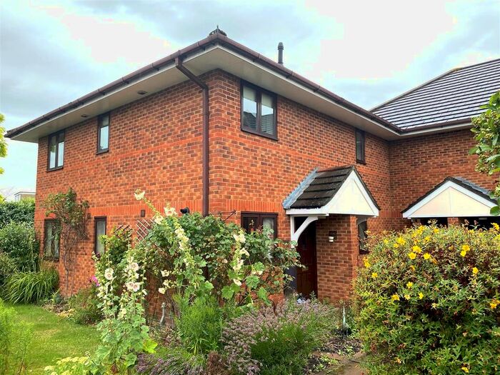 2 Bedroom Flat To Rent In Weston Close, Potters Bar, EN6