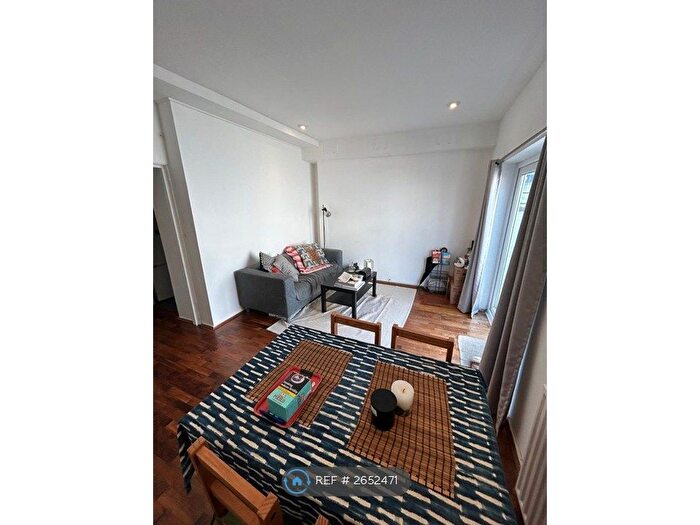 1 Bedroom Flat To Rent In York Road, London, SW11