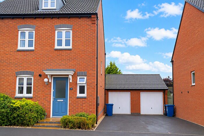 4 Bedroom Semi-Detached House To Rent In Autumn Close, West Bridgford, NG2
