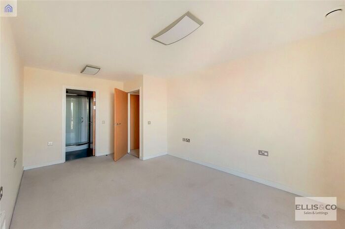 2 Bedroom Flat To Rent In The Green, Southall UB2