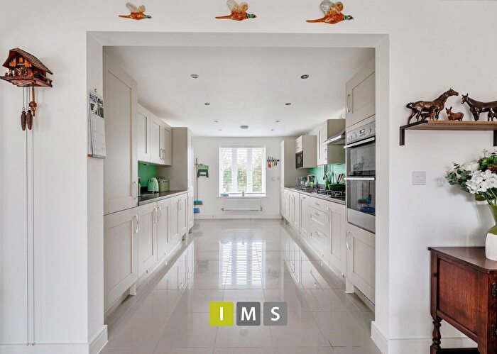 4 Bedroom Detached House For Sale In Maunde Close, Chesterton, OX26