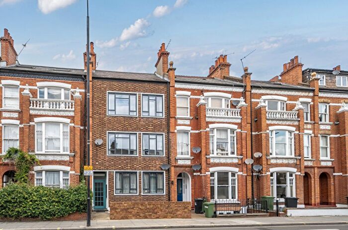 2 Bedroom Flat For Sale In New Kings Road, London, SW6