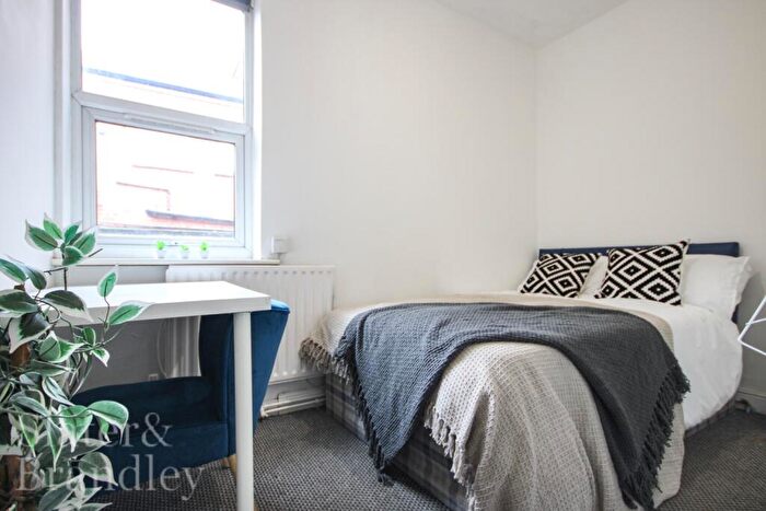 3 Bedroom Flat To Rent In Foxhall Road, Forest Fields, Nottingham, NG7