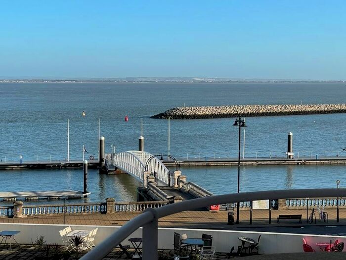 2 Bedroom Flat To Rent In The Parade, Cowes, PO31