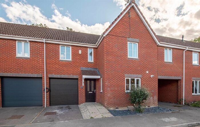3 Bedroom Semi Detached House For Sale In Chapel Close, Rushden, NN10