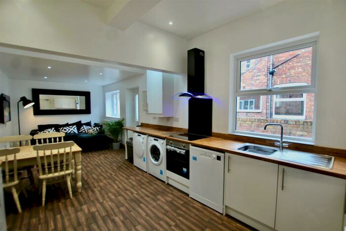 6 Bedroom Semi-Detached House To Rent In Derby Grove, Nottingham, NG7