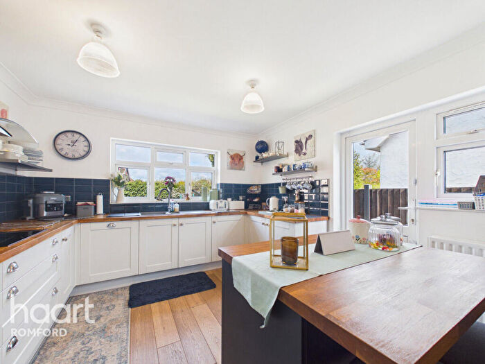 2 Bedroom Bungalow For Sale In Chase Cross Road, Romford, RM5