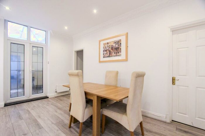 2 Bedroom Flat To Rent In Redcliffe Square, Chelsea, SW10