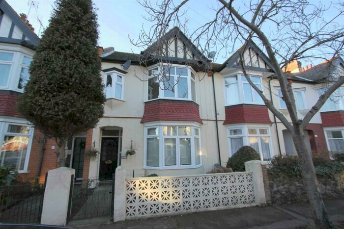 2 Bedroom Flat To Rent In Rockleigh Avenue, Leigh On Sea, SS9